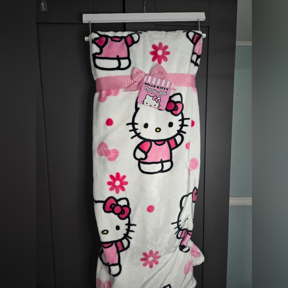 Hello Kitty Pink Daisy Throw
